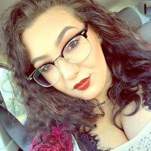 Meet your Posher, Carlee 🌸